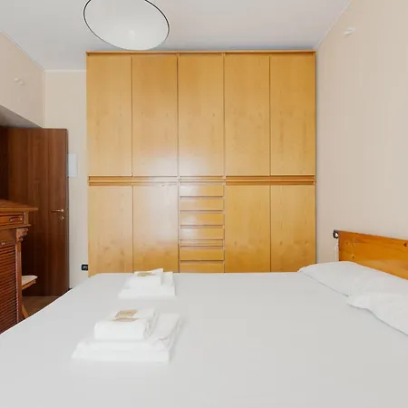 Guesthost - Bande Nere M1 Comfy With Balcony * Milano